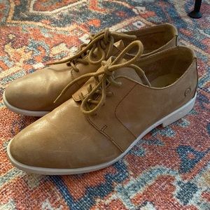 Leather oxford style shoes